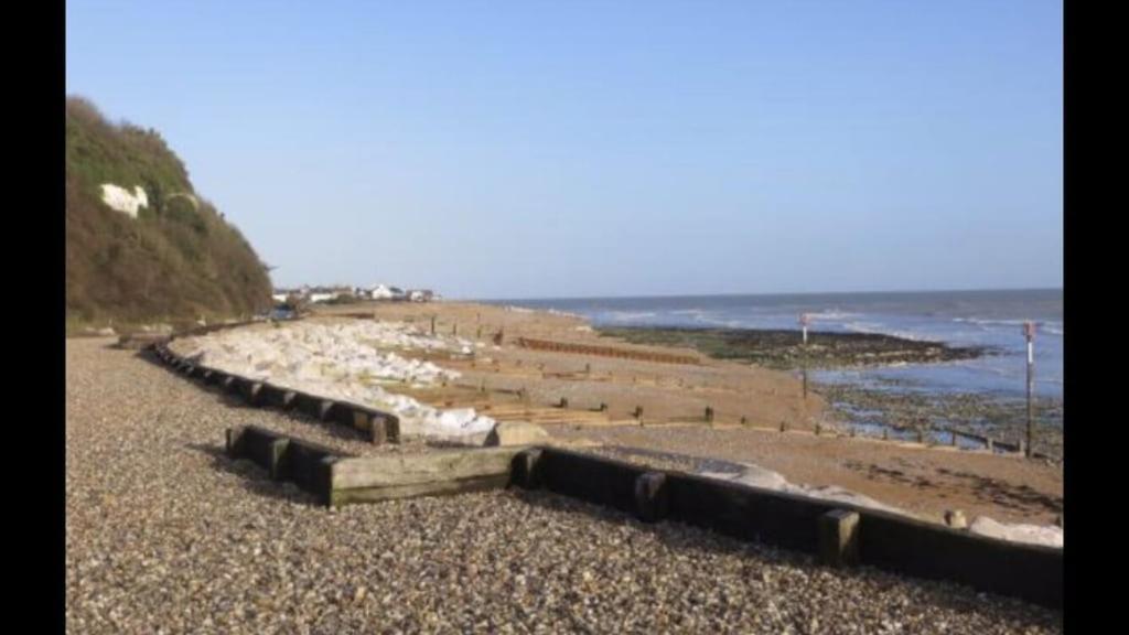 Foxes Sea Side Retreat Deluxe Chalet Is A Lovely Holiday Home Tucked Away On The Kent Coast Kingsdown  Экстерьер фото