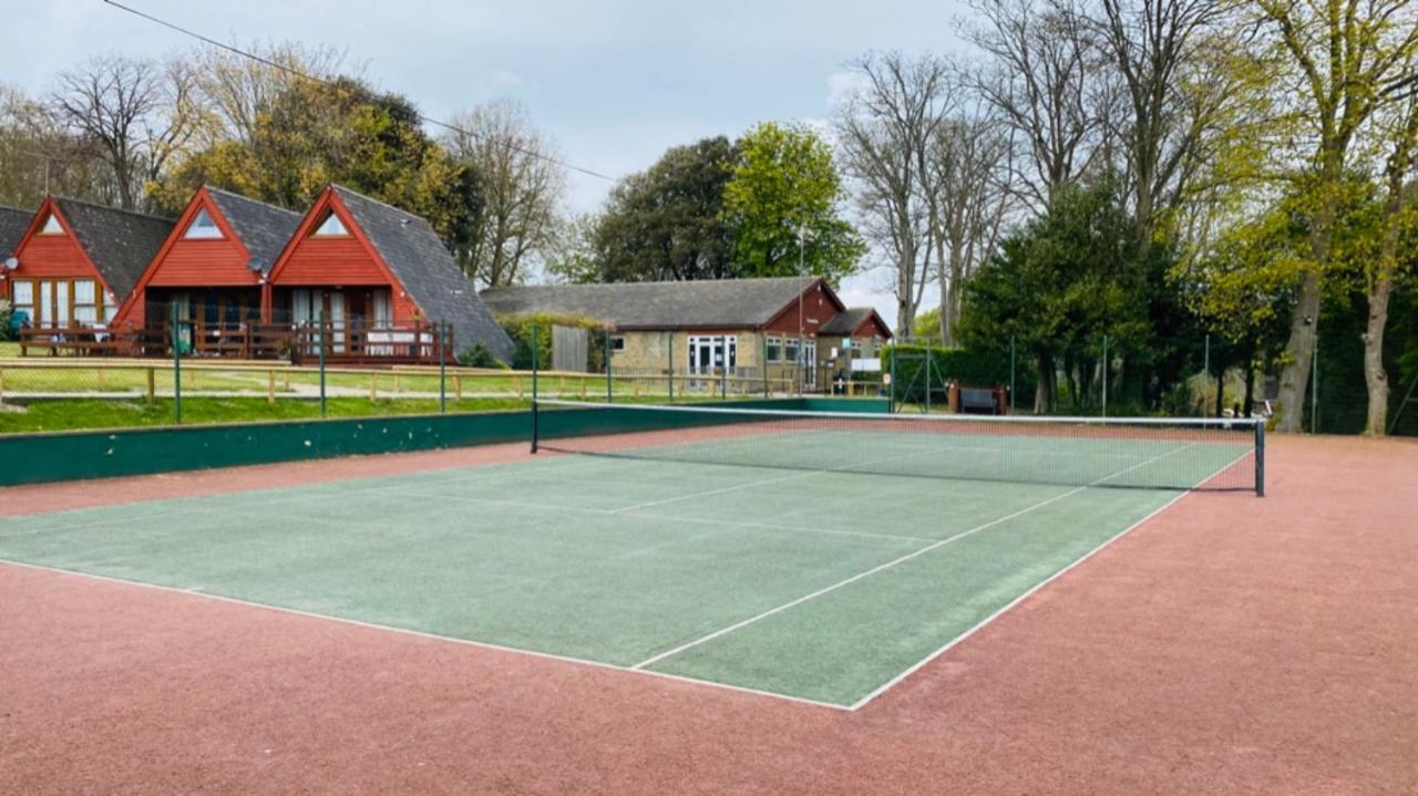 Foxes Sea Side Retreat Deluxe Chalet Is A Lovely Holiday Home Tucked Away On The Kent Coast Kingsdown  Экстерьер фото